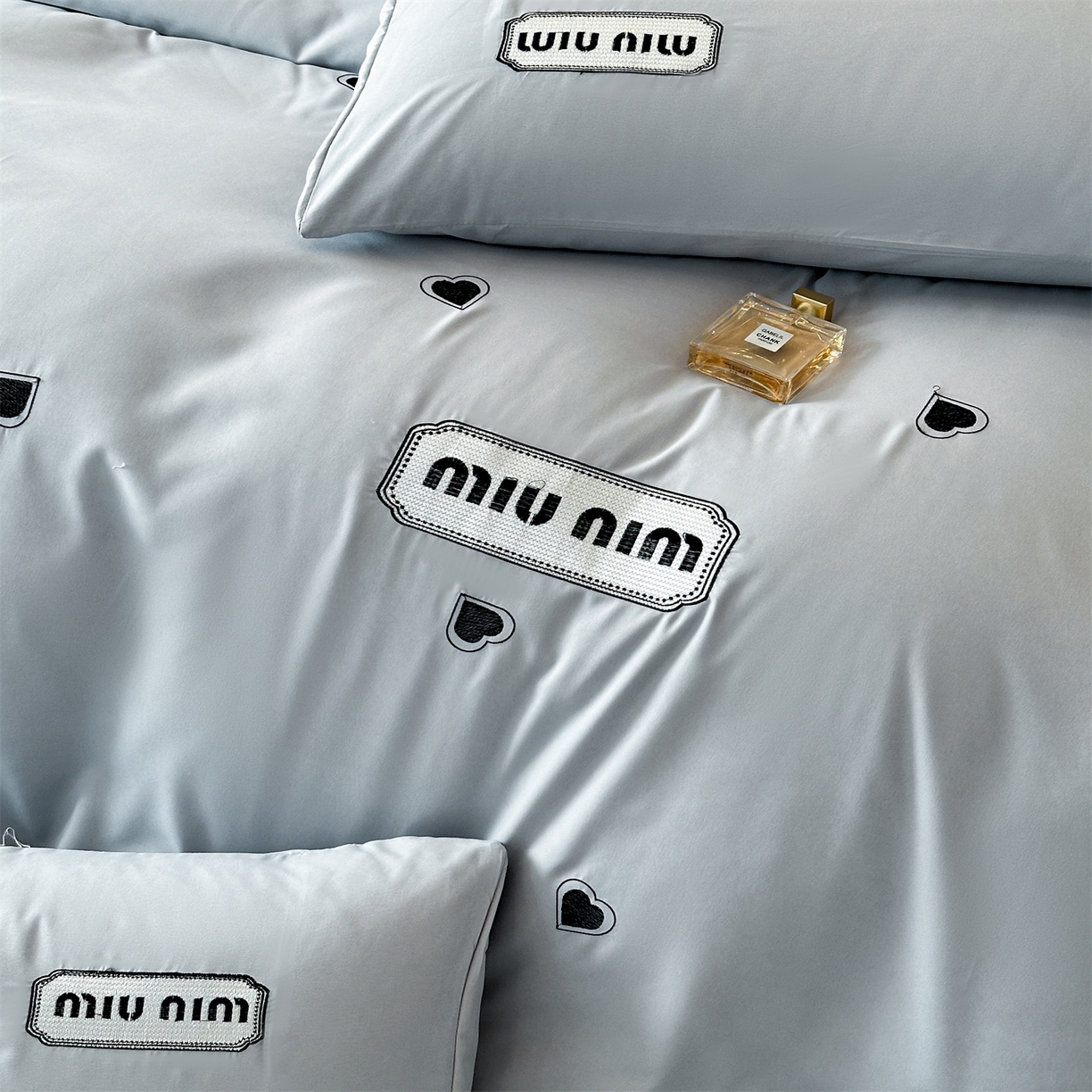 91家纺网 家纺一手货源 找家纺 经年 2026春夏新款亲肤棉加厚磨毛刺绣四件套-缪斯 缪斯-浅灰