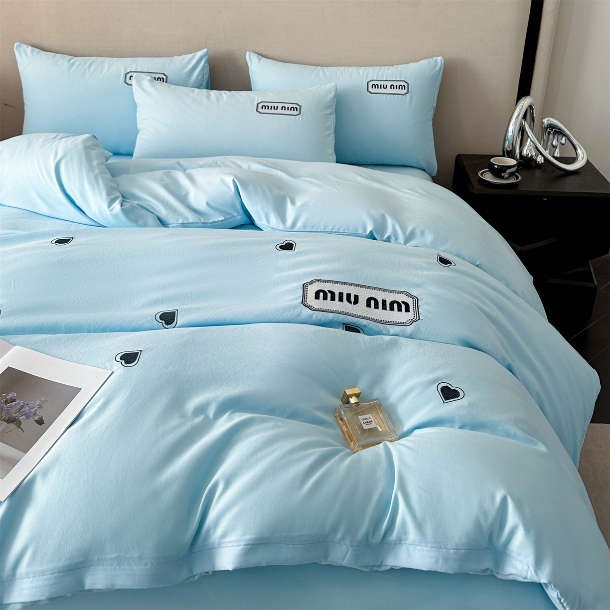 91家纺网 家纺一手货源 找家纺 经年 2026春夏新款亲肤棉加厚磨毛刺绣四件套-缪斯 缪斯-蓝色