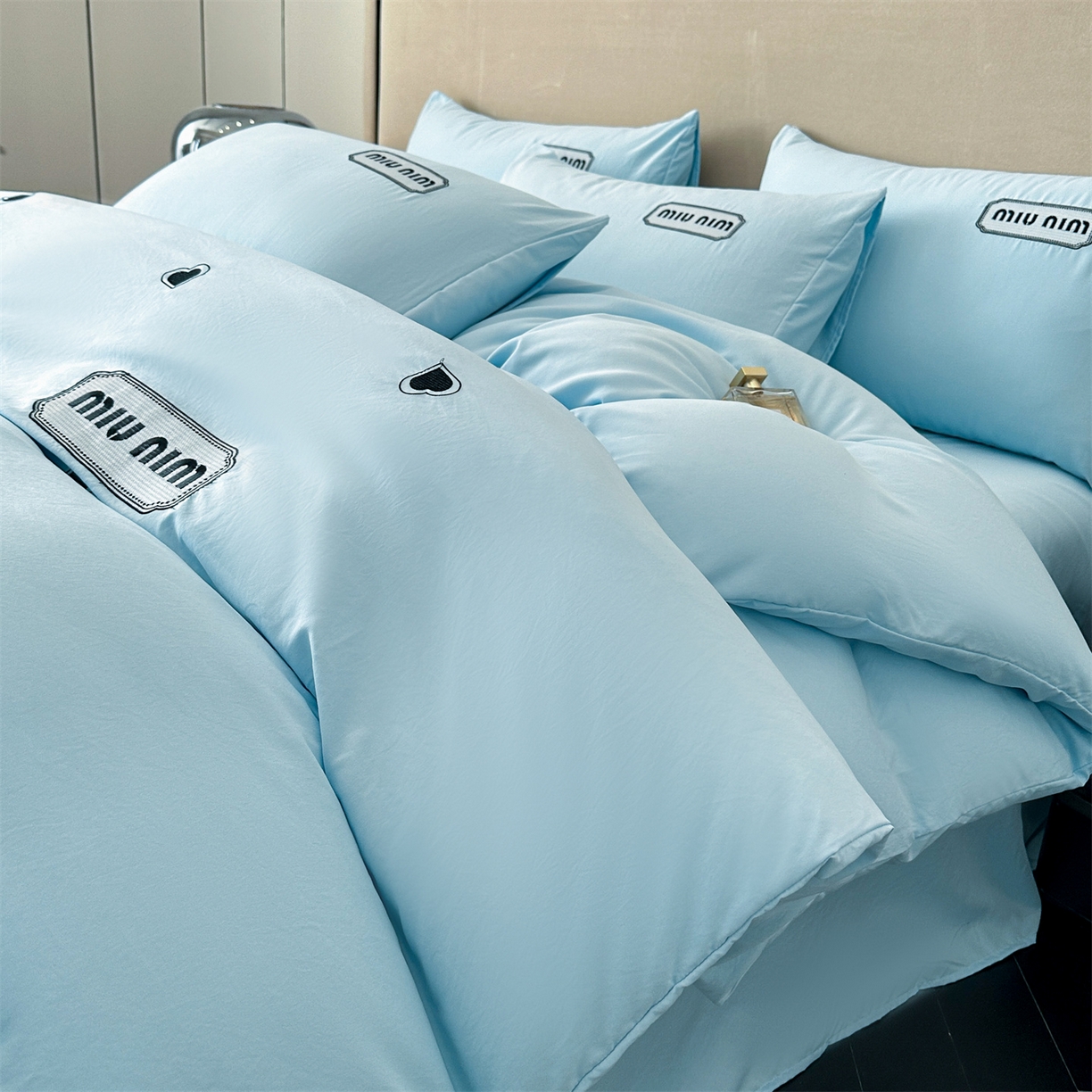 91家纺网 家纺一手货源 找家纺 经年 2026春夏新款亲肤棉加厚磨毛刺绣四件套-缪斯 缪斯-蓝色