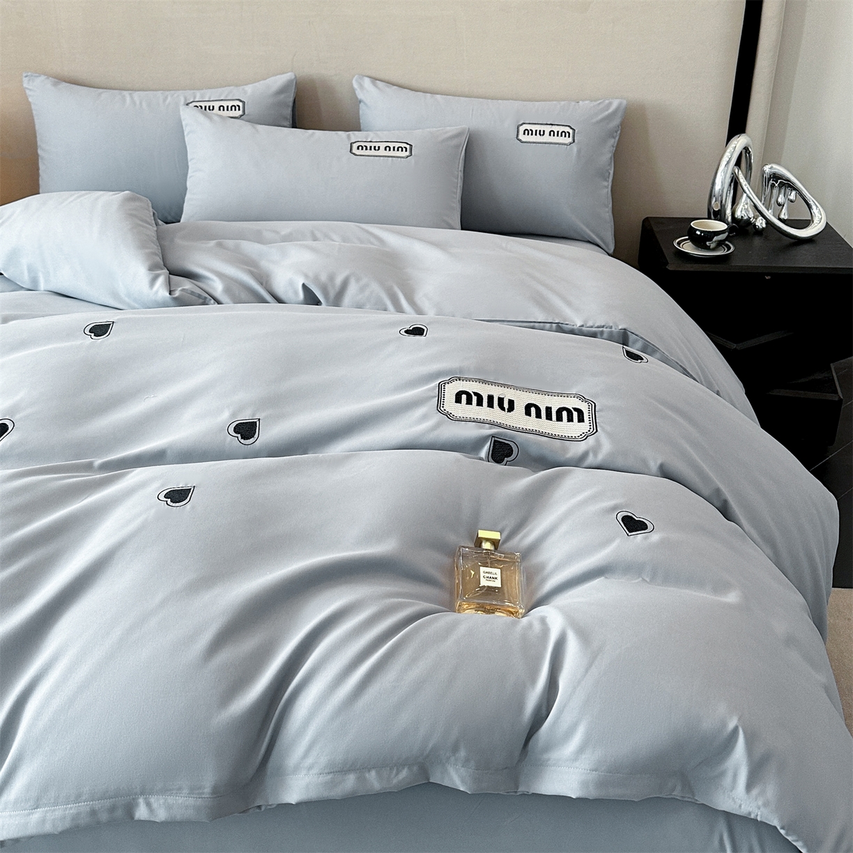 91家纺网 家纺一手货源 找家纺 经年 2026春夏新款亲肤棉加厚磨毛刺绣四件套-缪斯 缪斯-浅灰