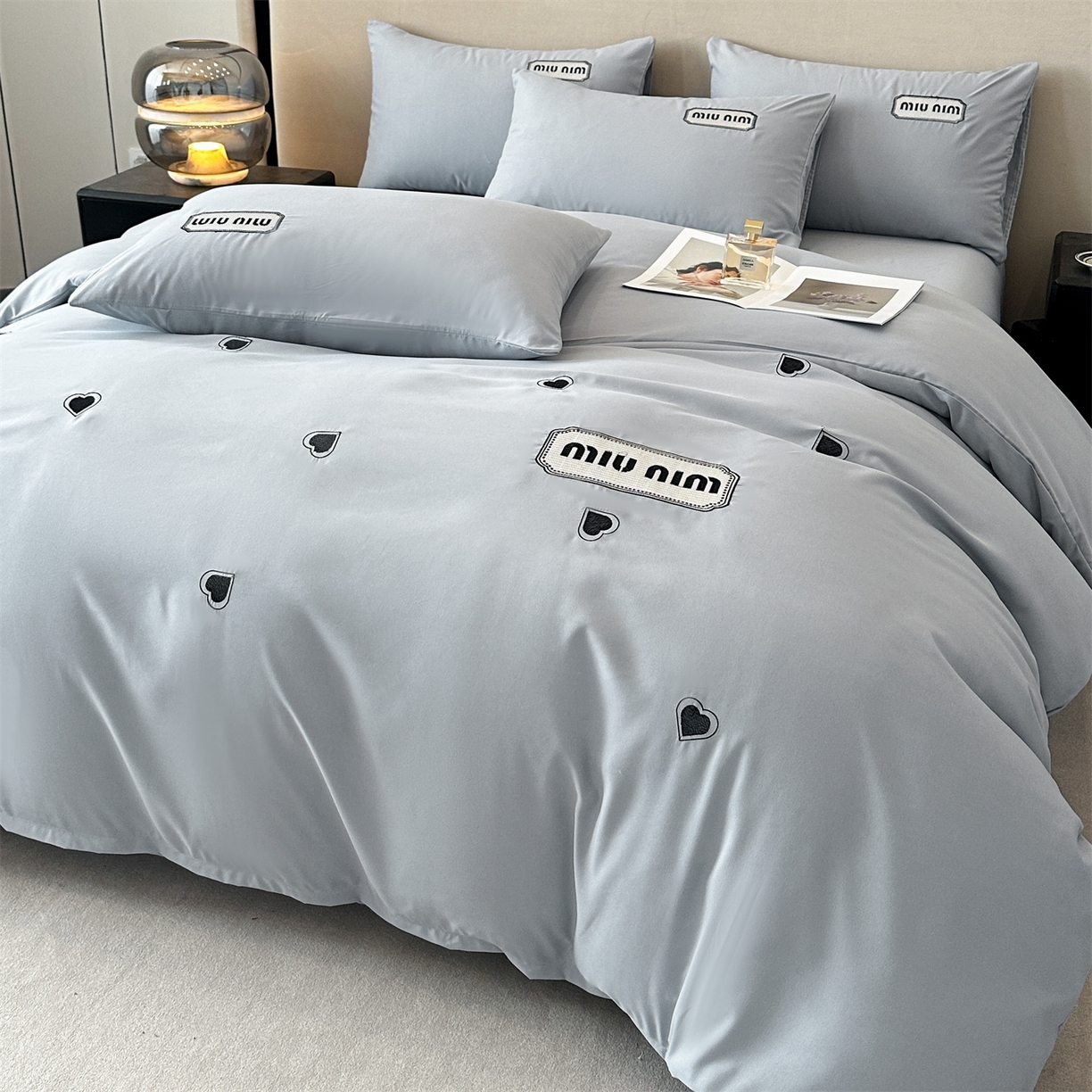 91家纺网 家纺一手货源 找家纺 经年 2026春夏新款亲肤棉加厚磨毛刺绣四件套-缪斯 缪斯-浅灰