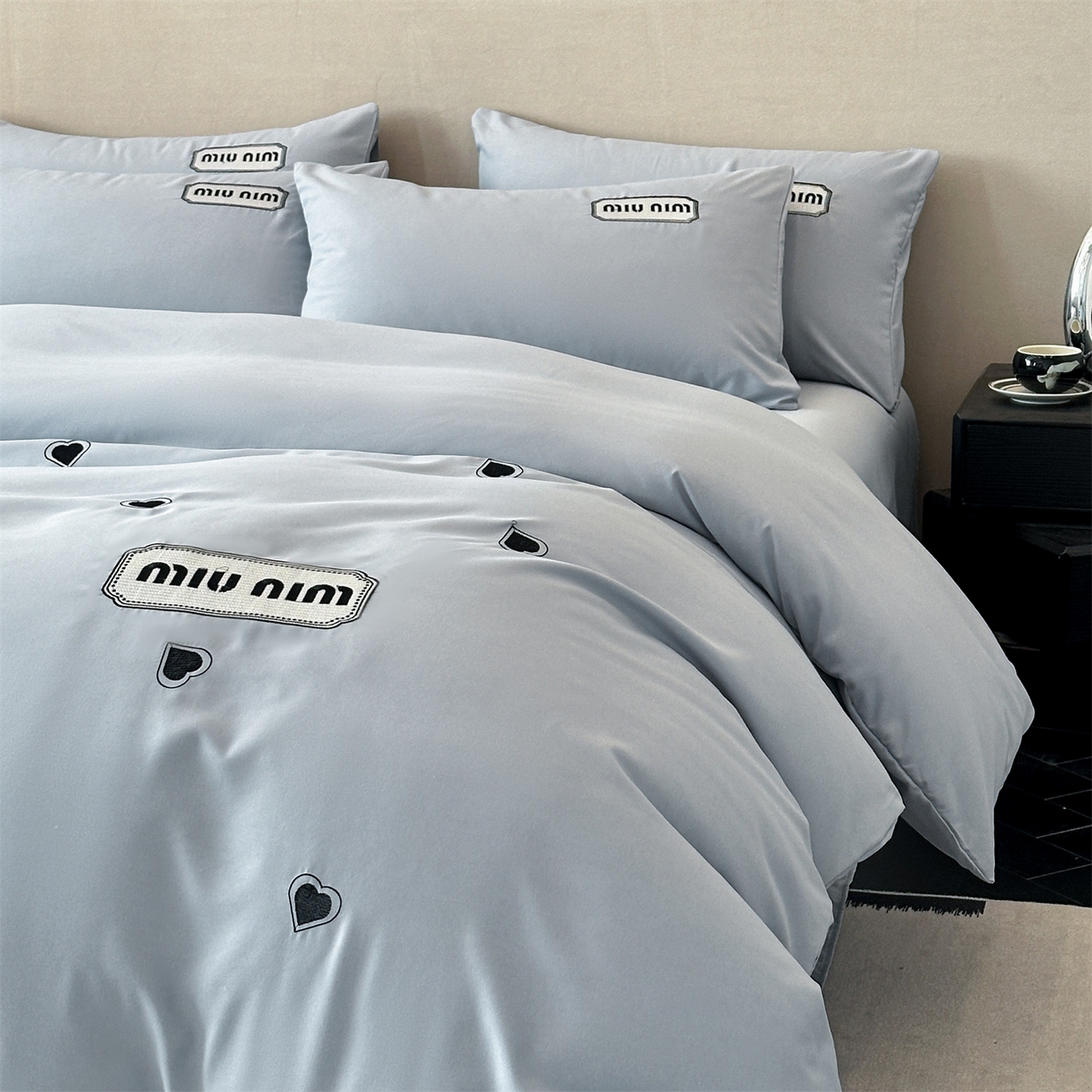 91家纺网 家纺一手货源 找家纺 经年 2026春夏新款亲肤棉加厚磨毛刺绣四件套-缪斯 缪斯-浅灰