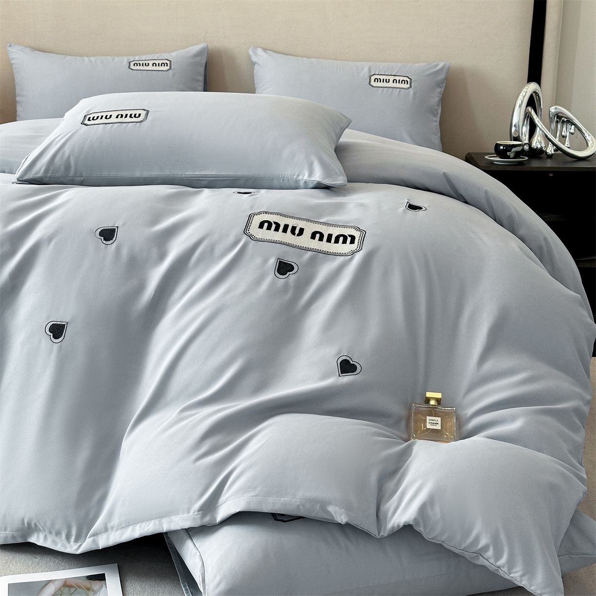 91家纺网 家纺一手货源 找家纺 经年 2026春夏新款亲肤棉加厚磨毛刺绣四件套-缪斯 缪斯-浅灰