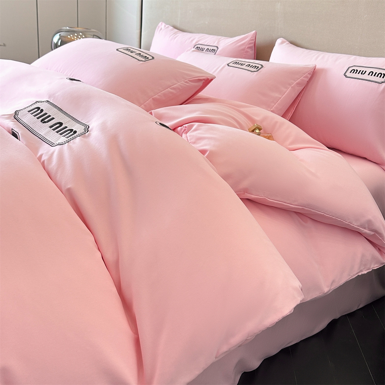 91家纺网 家纺一手货源 找家纺 经年 2026春夏新款亲肤棉加厚磨毛刺绣四件套-缪斯 缪斯-粉