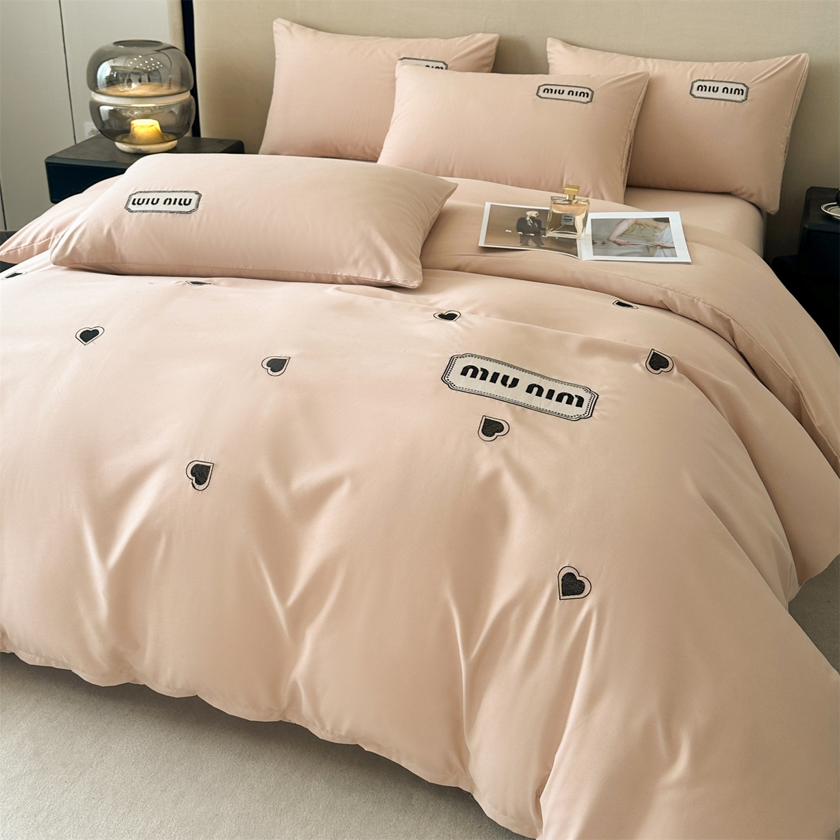 91家纺网 家纺一手货源 找家纺 经年 2026春夏新款亲肤棉加厚磨毛刺绣四件套-缪斯 缪斯-香槟