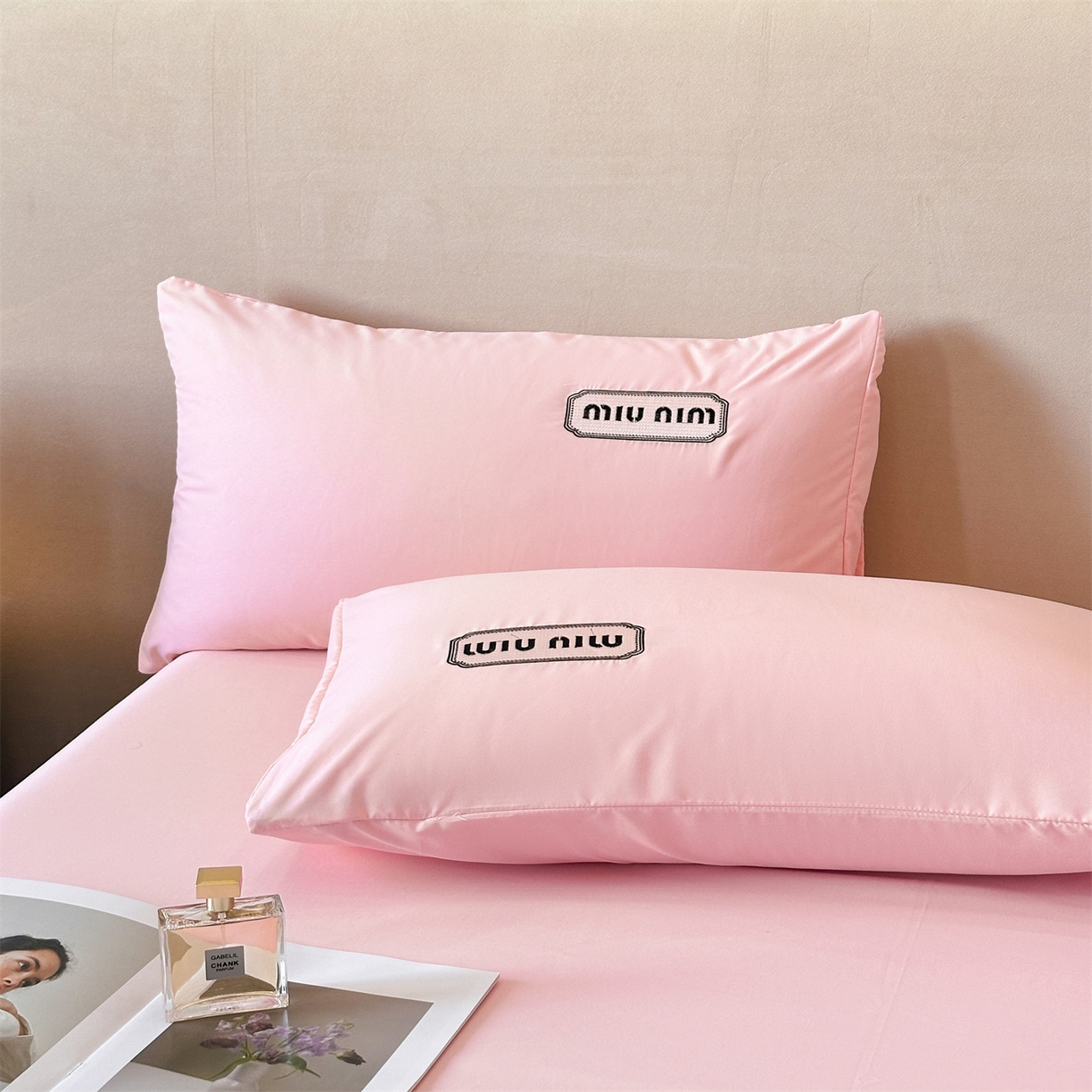 91家纺网 家纺一手货源 找家纺 经年 2026春夏新款亲肤棉加厚磨毛刺绣四件套-缪斯 缪斯-粉