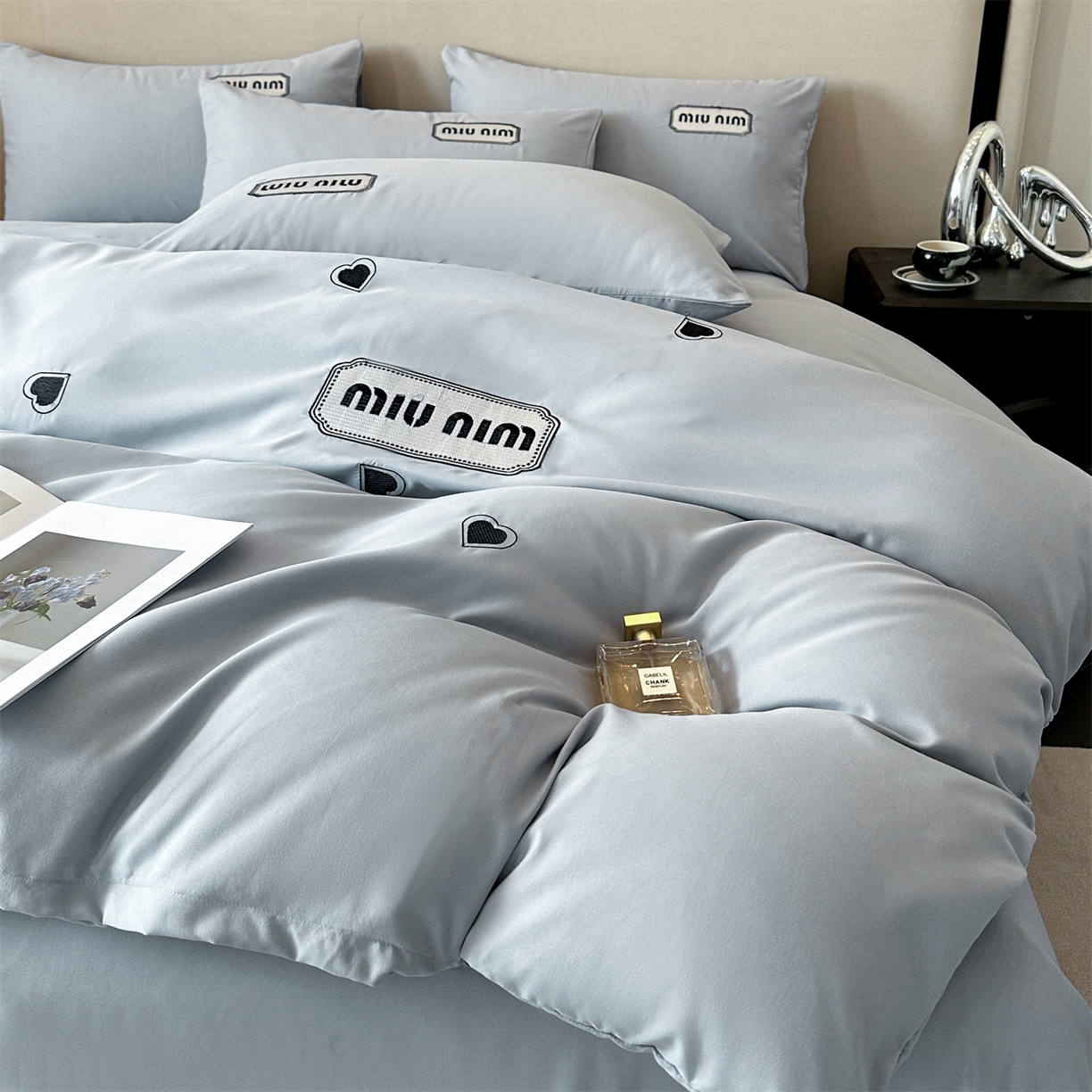 91家纺网 家纺一手货源 找家纺 经年 2026春夏新款亲肤棉加厚磨毛刺绣四件套-缪斯 缪斯-浅灰