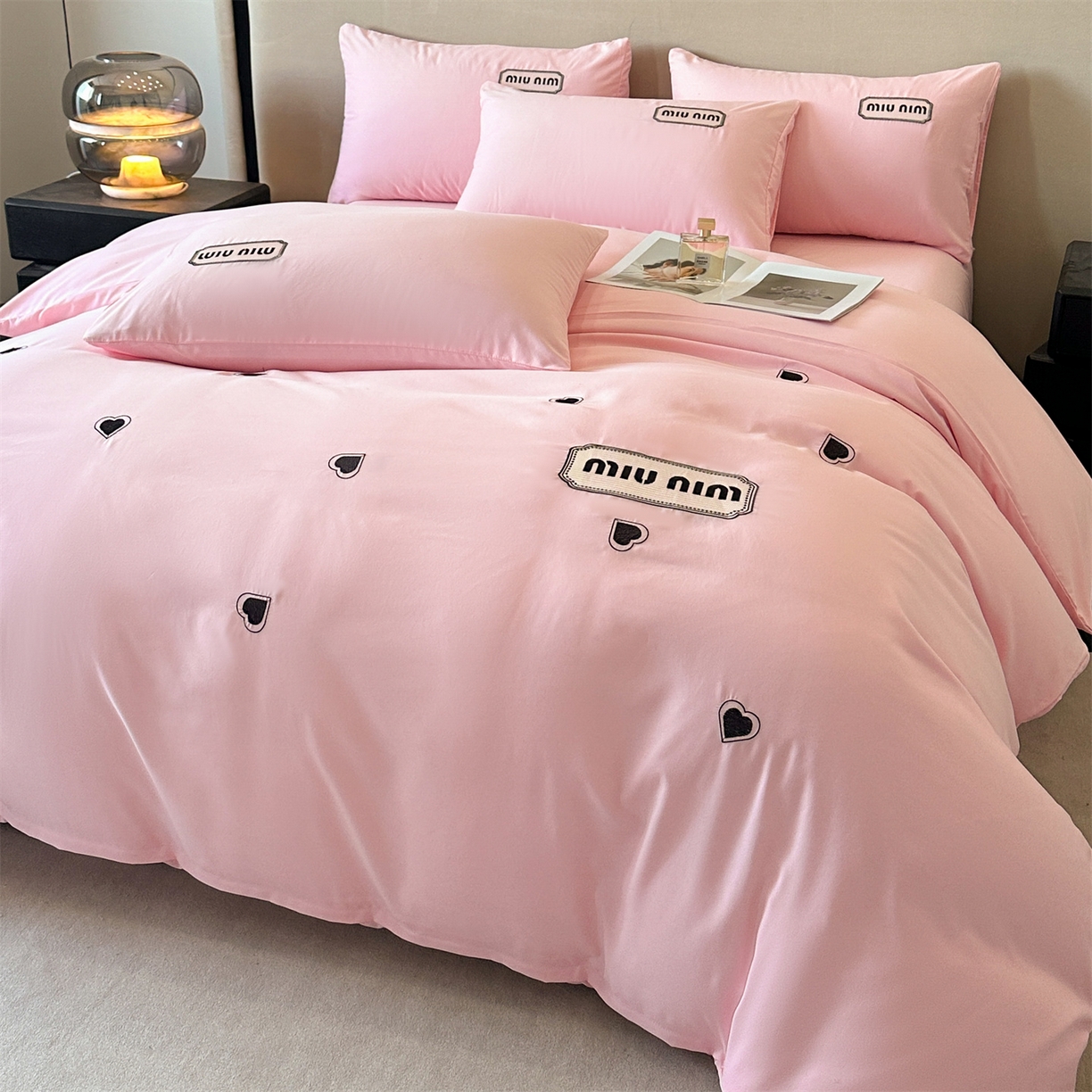 91家纺网 家纺一手货源 找家纺 经年 2026春夏新款亲肤棉加厚磨毛刺绣四件套-缪斯 缪斯-粉