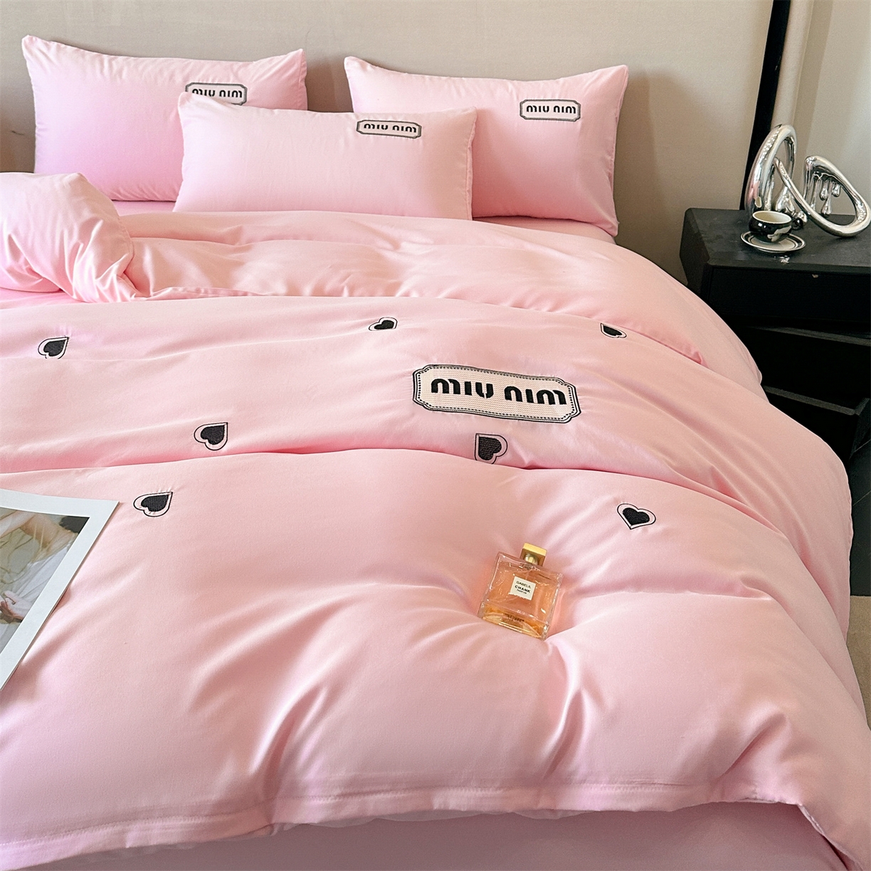 91家纺网 家纺一手货源 找家纺 经年 2026春夏新款亲肤棉加厚磨毛刺绣四件套-缪斯 缪斯-粉