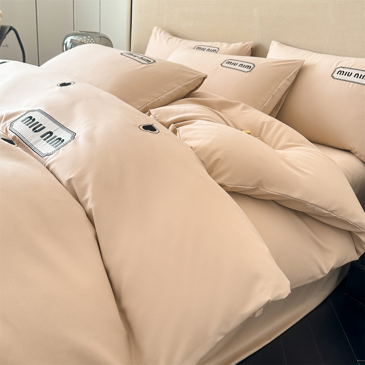 91家纺网 家纺一手货源 找家纺 经年 2026春夏新款亲肤棉加厚磨毛刺绣四件套-缪斯 缪斯-香槟