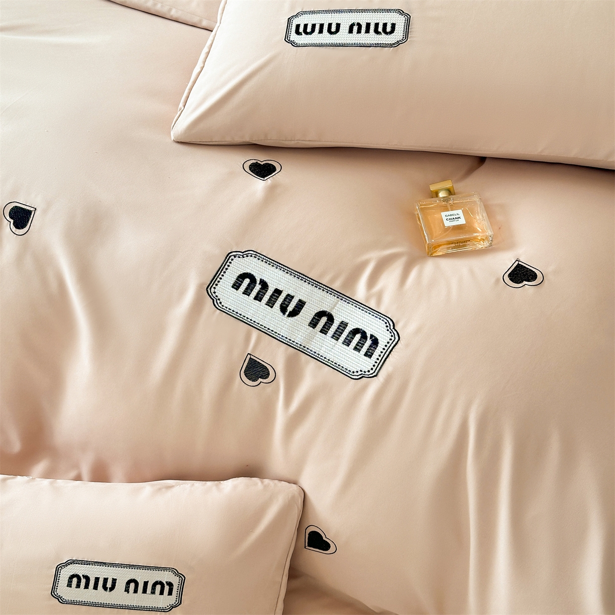 91家纺网 家纺一手货源 找家纺 经年 2026春夏新款亲肤棉加厚磨毛刺绣四件套-缪斯 缪斯-香槟