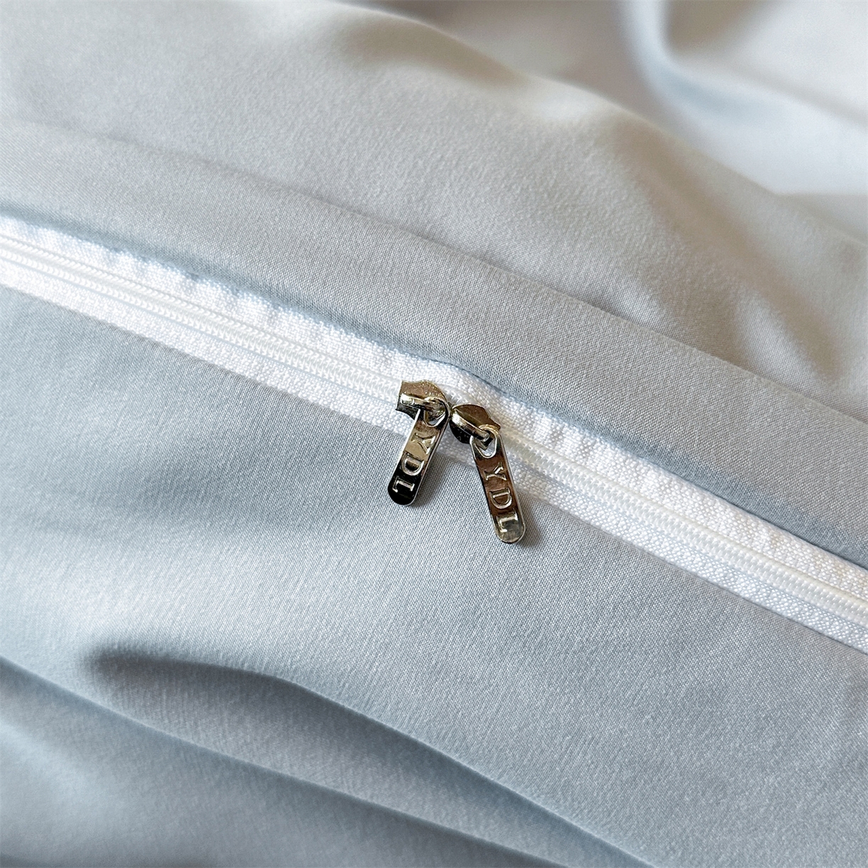 91家纺网 家纺一手货源 找家纺 经年 2026春夏新款亲肤棉加厚磨毛刺绣四件套-缪斯 缪斯-浅灰