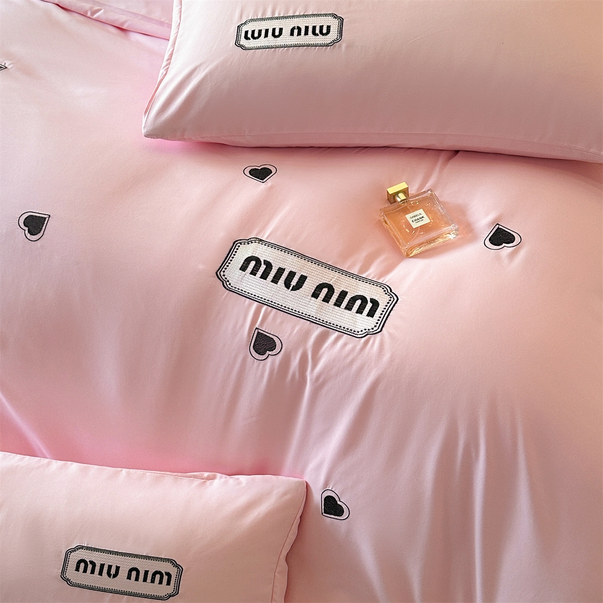 91家纺网 家纺一手货源 找家纺 经年 2026春夏新款亲肤棉加厚磨毛刺绣四件套-缪斯 缪斯-粉