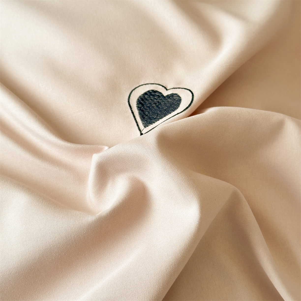 91家纺网 家纺一手货源 找家纺 经年 2026春夏新款亲肤棉加厚磨毛刺绣四件套-缪斯 缪斯-香槟