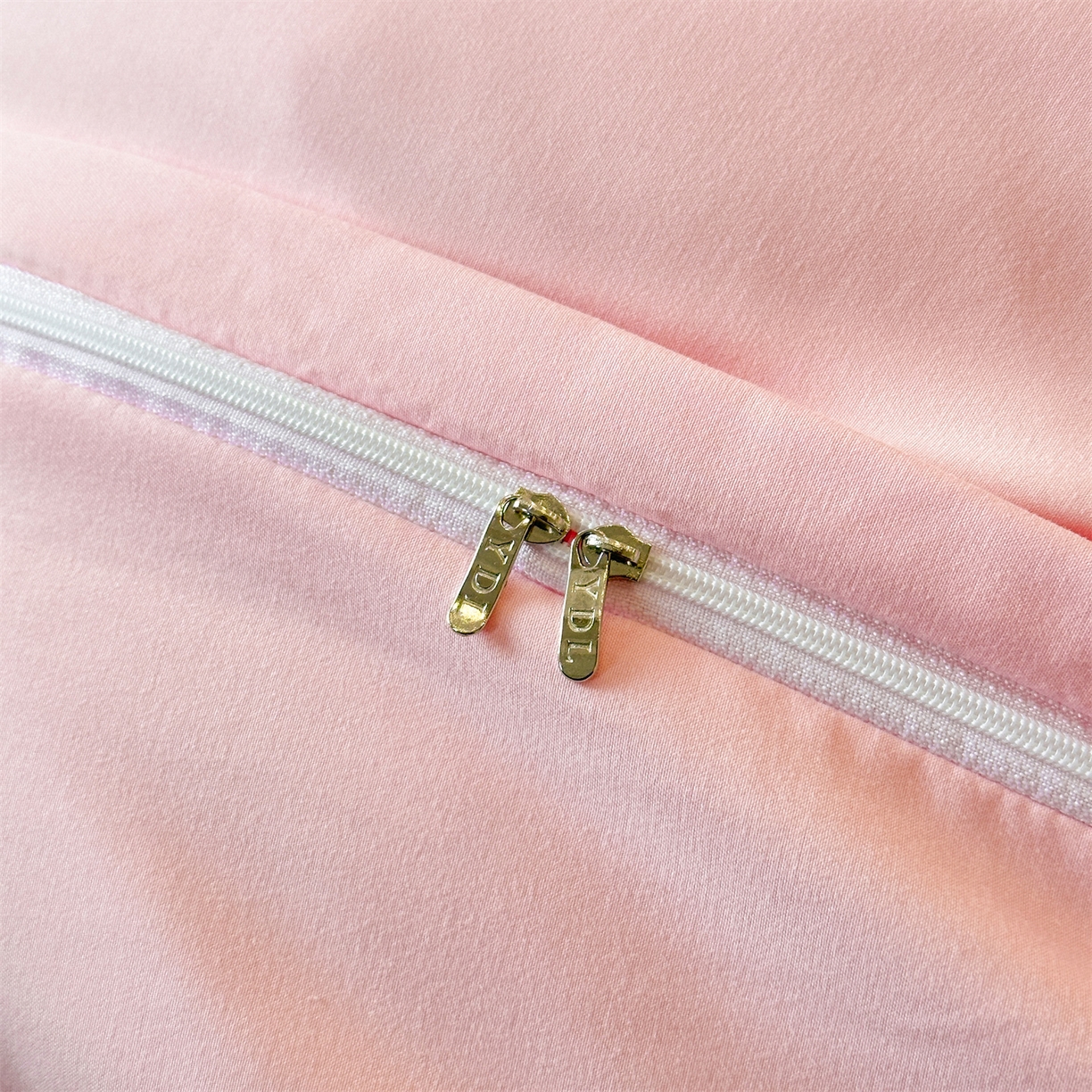 91家纺网 家纺一手货源 找家纺 经年 2026春夏新款亲肤棉加厚磨毛刺绣四件套-缪斯 缪斯-粉