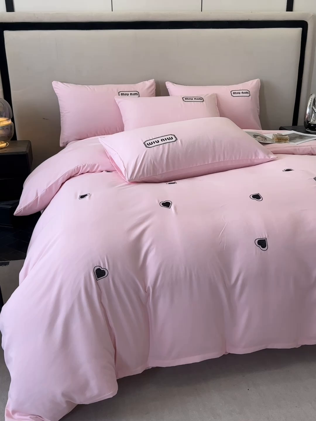 91家纺网 家纺一手货源 找家纺 经年 2026春夏新款亲肤棉加厚磨毛刺绣四件套-缪斯 缪斯-粉