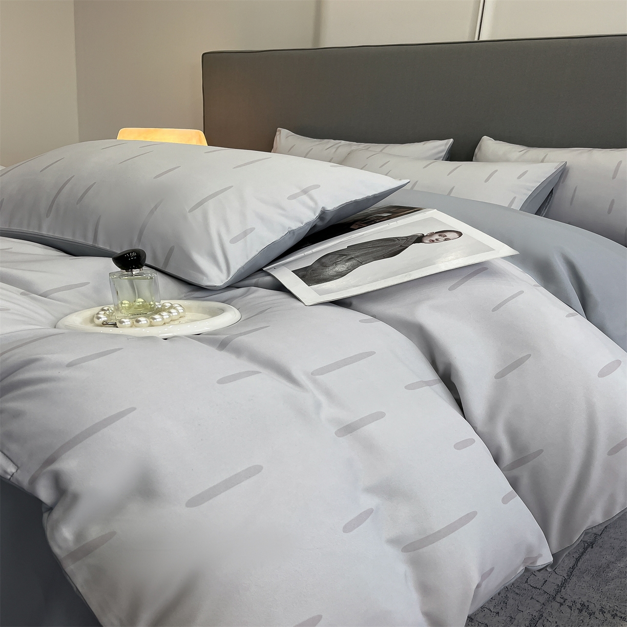 91家纺网 家纺一手货源 找家纺 经年 2026春夏新款亲肤棉加厚磨毛数码印花四件套-流星 流星-浅灰