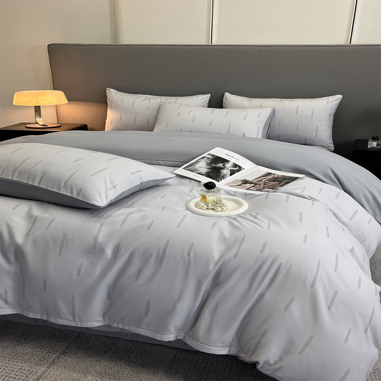 91家纺网 家纺一手货源 找家纺 经年 2026春夏新款亲肤棉加厚磨毛数码印花四件套-流星 流星-浅灰