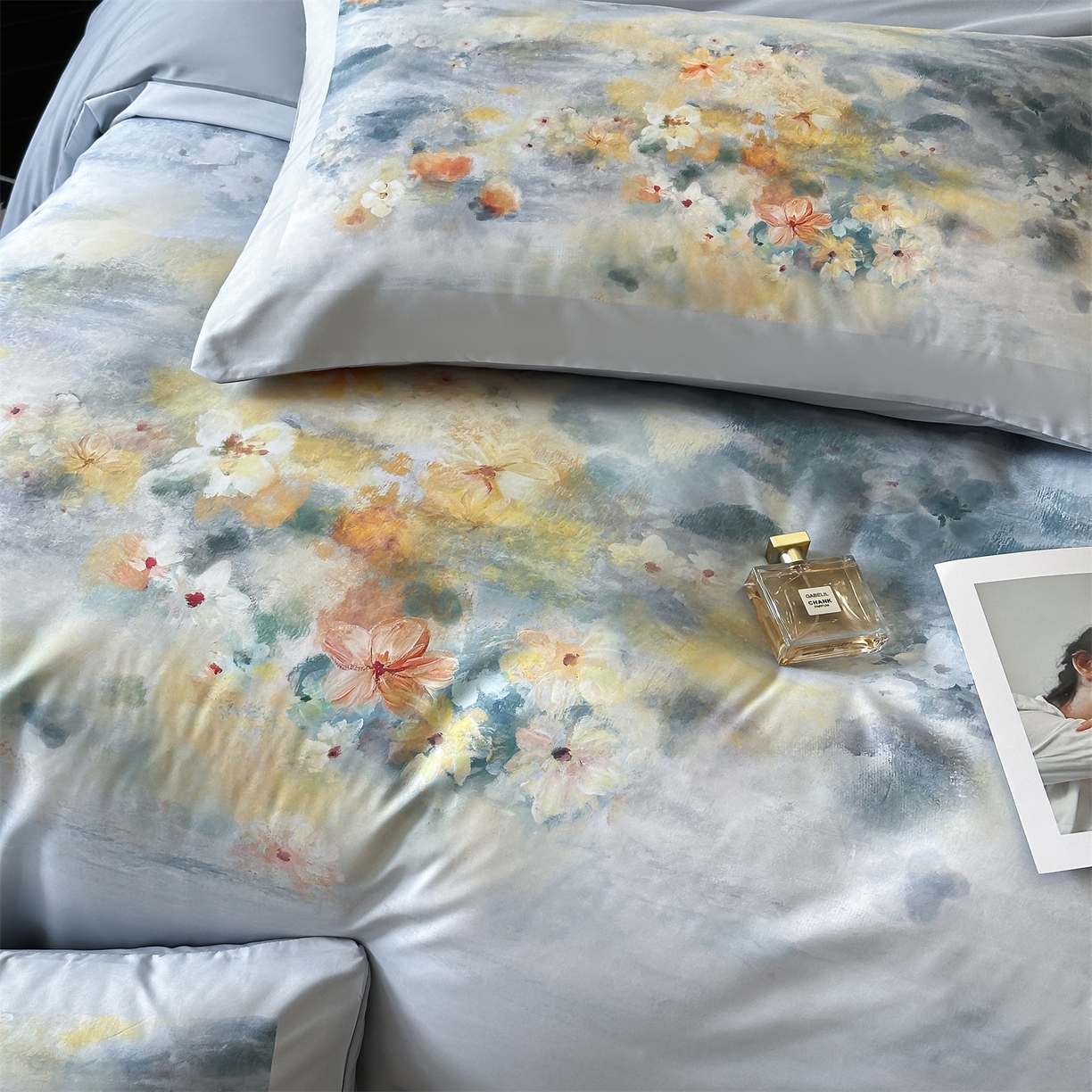 91家纺网 家纺一手货源 找家纺 经年 2026春夏新款亲肤棉加厚磨毛数码印花四件套-倾城 倾城-浅灰