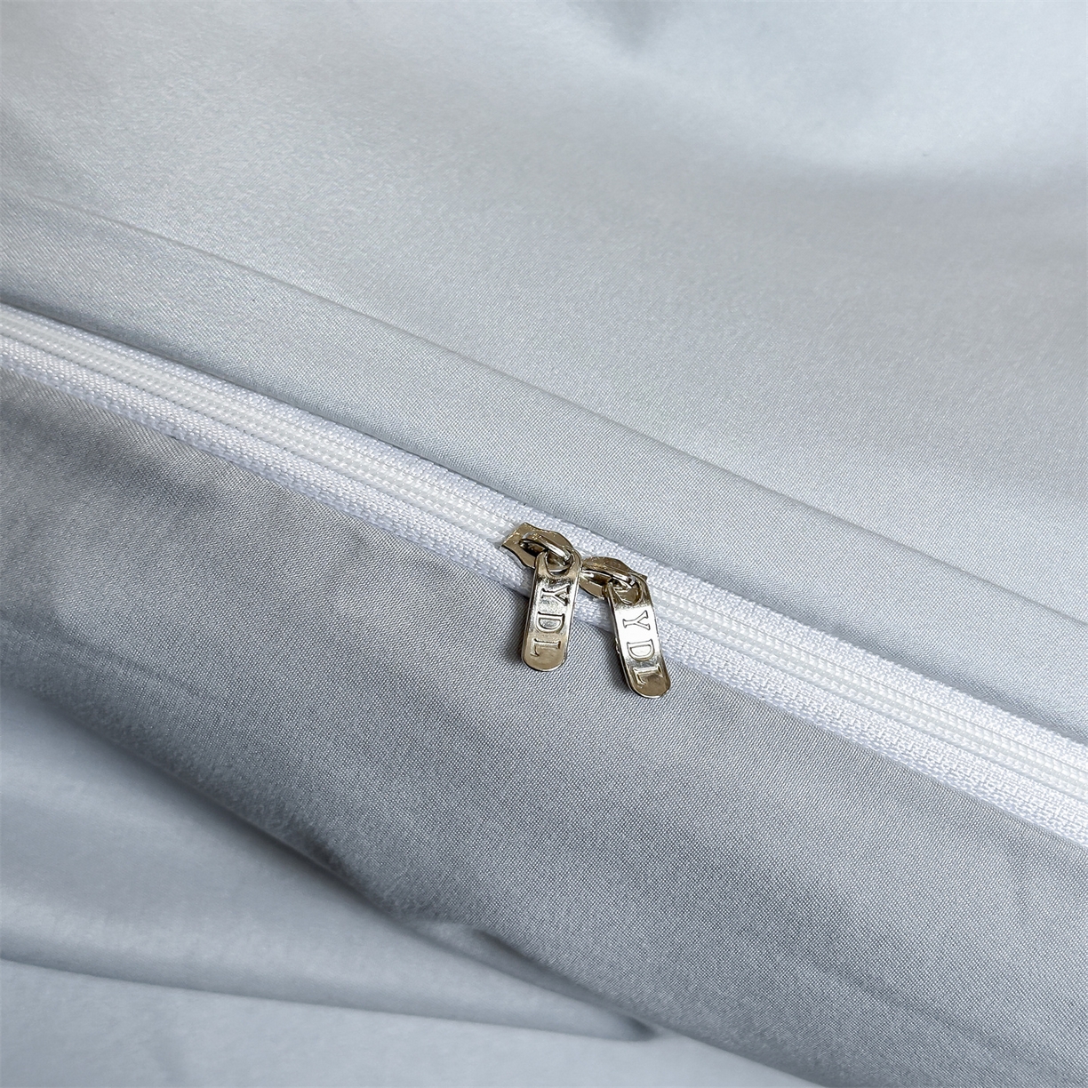 91家纺网 家纺一手货源 找家纺 经年 2026春夏新款亲肤棉加厚磨毛数码印花四件套-倾城 倾城-浅灰