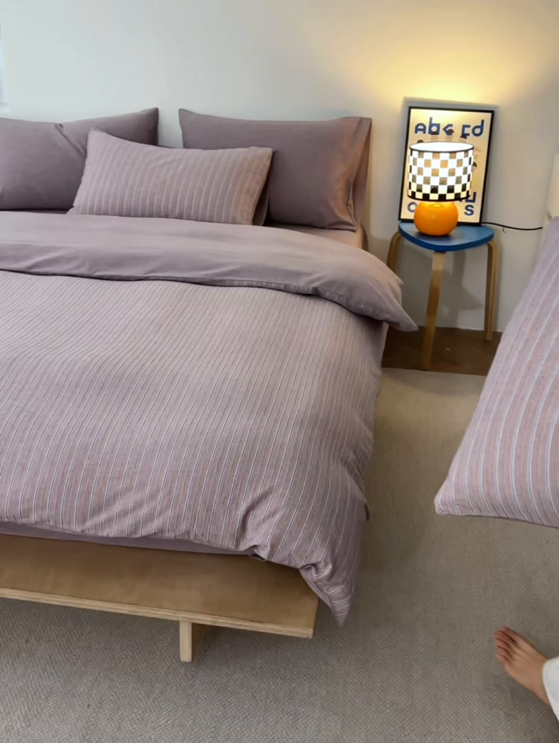 91家纺网 家纺一手货源 找家纺 如一 2026新款色织小提花条纹全棉纯棉水洗棉四件套 禾风-紫