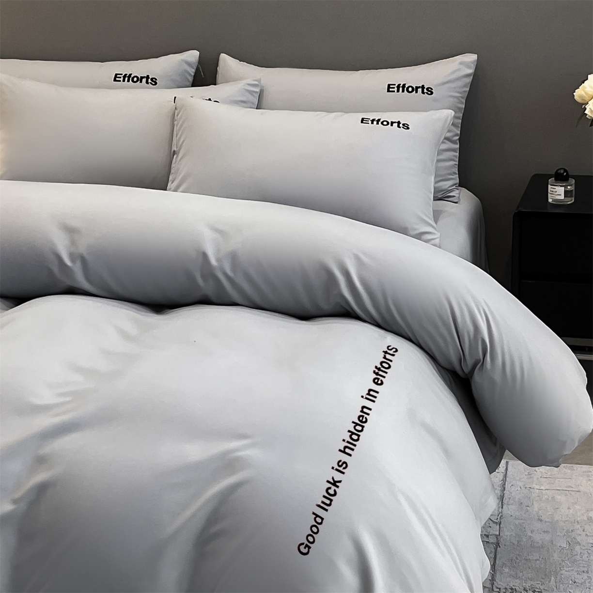 91家纺网 家纺一手货源 找家纺 经年 2026春夏新款亲肤棉加厚磨毛刺绣四件套-励志 励志-浅灰