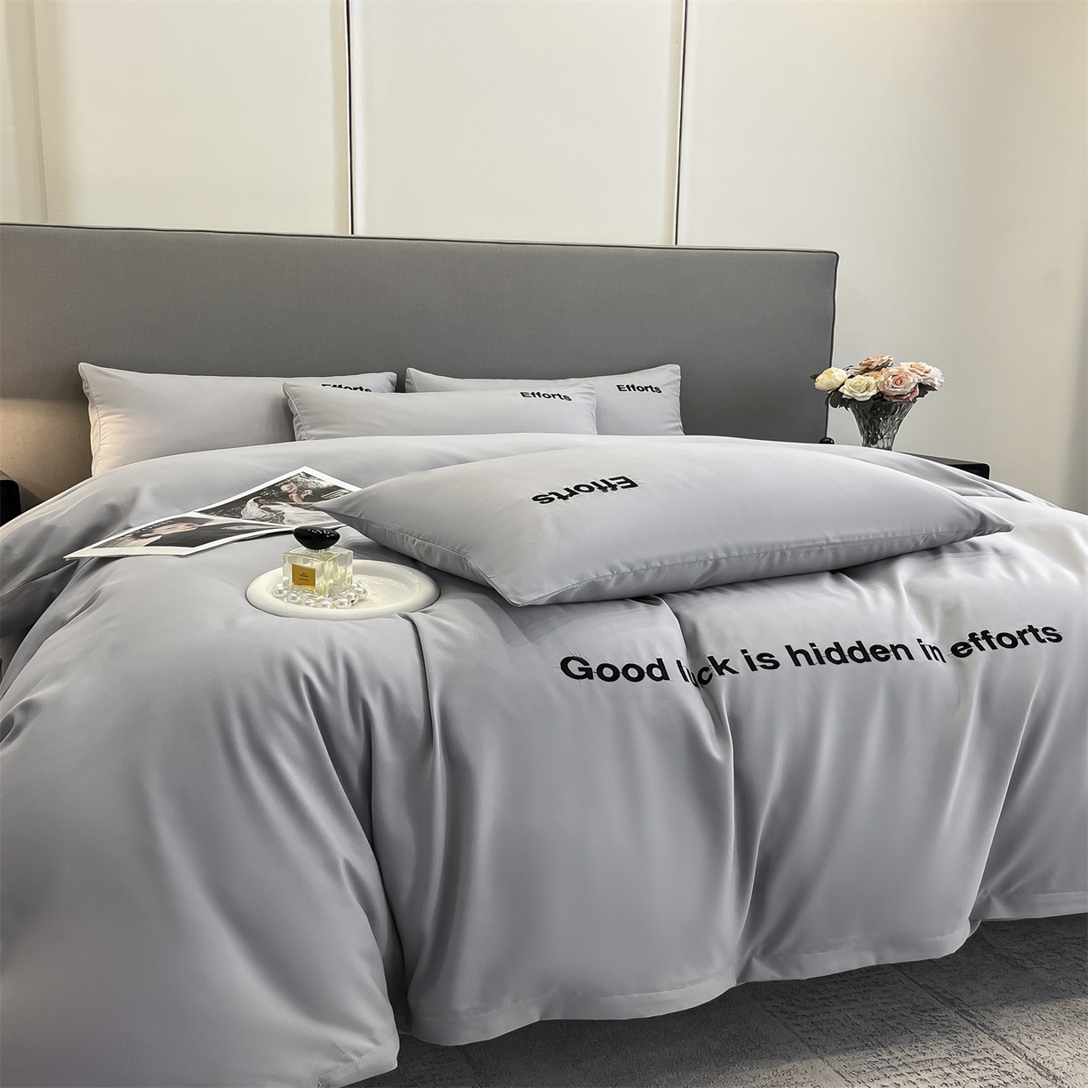 91家纺网 家纺一手货源 找家纺 经年 2026春夏新款亲肤棉加厚磨毛刺绣四件套-励志 励志-浅灰