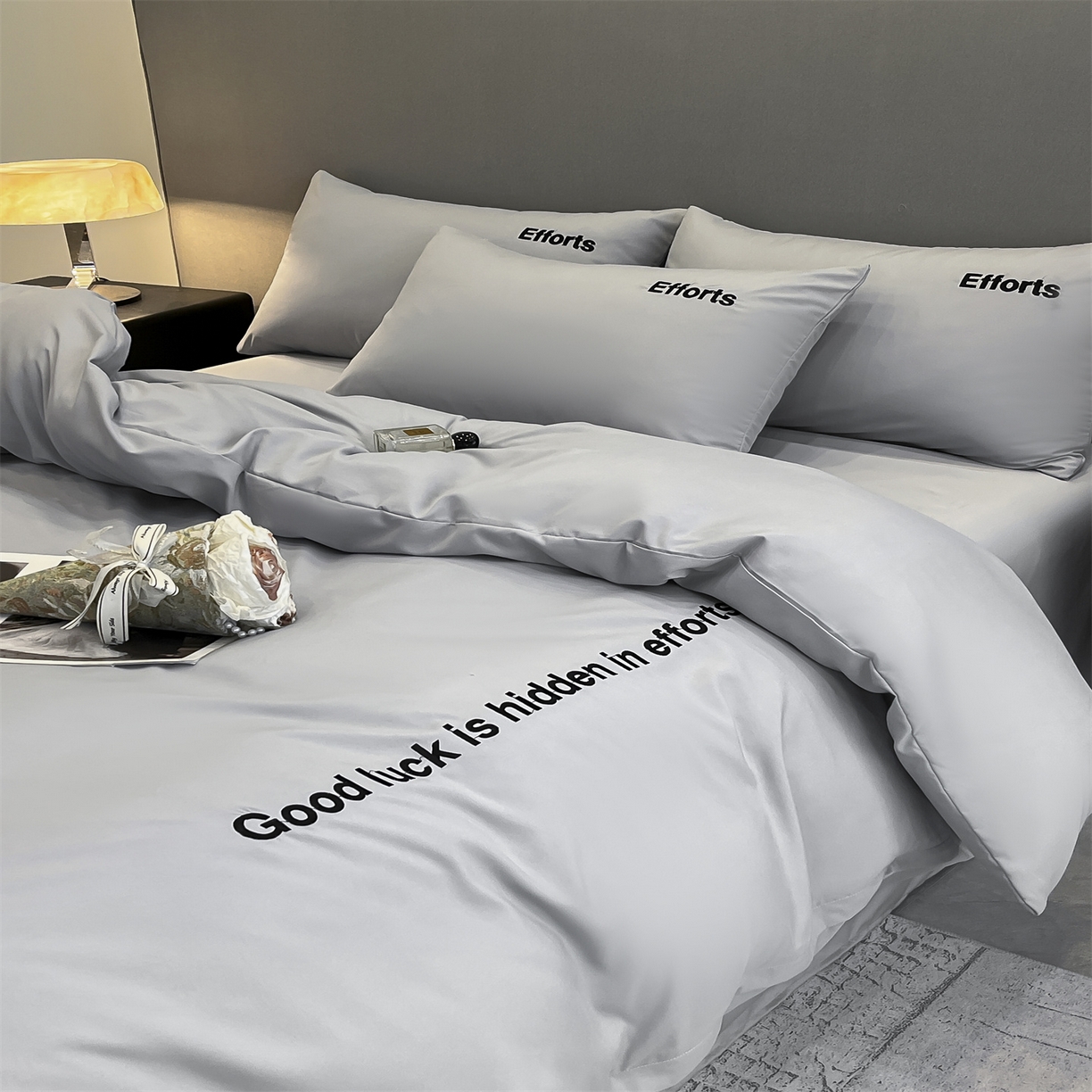 91家纺网 家纺一手货源 找家纺 经年 2026春夏新款亲肤棉加厚磨毛刺绣四件套-励志 励志-浅灰