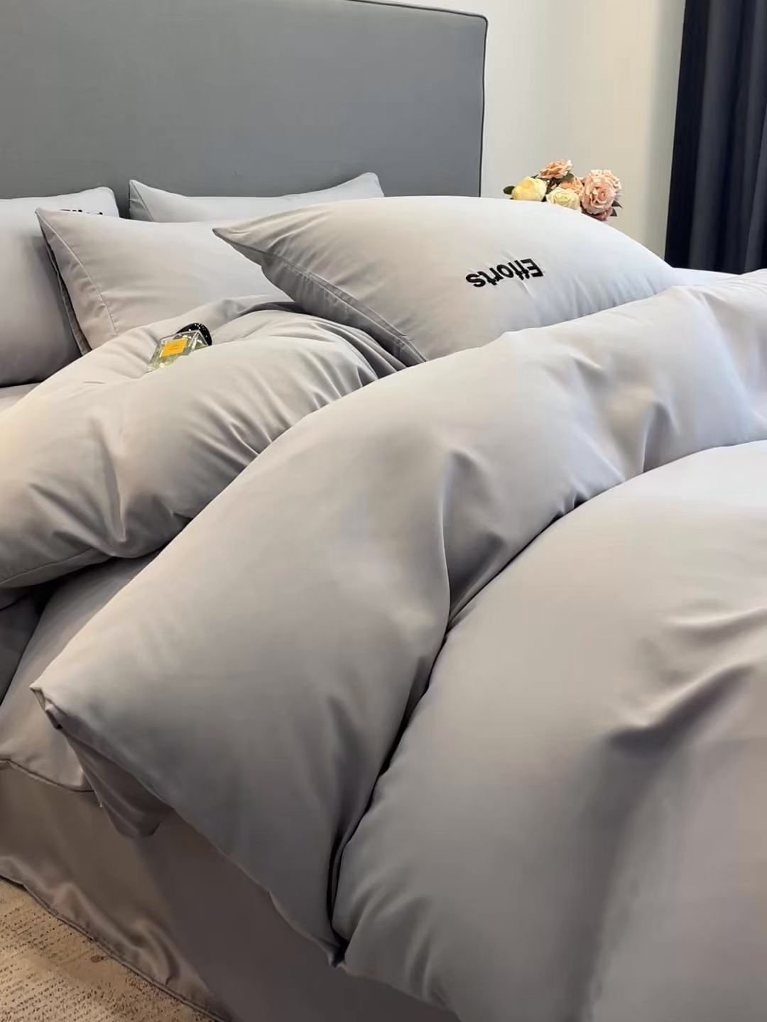 91家纺网 家纺一手货源 找家纺 经年 2026春夏新款亲肤棉加厚磨毛刺绣四件套-励志 励志-浅灰