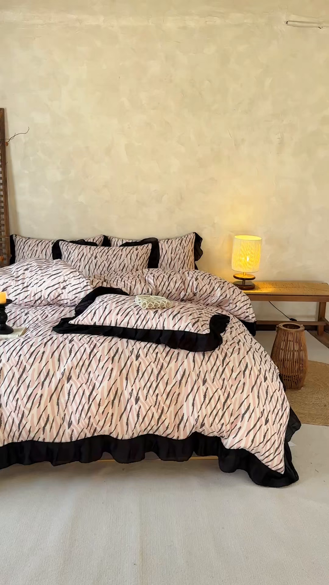 91家纺网 家纺一手货源 找家纺 （总）宅家居 2026新款A类轻法式复古赫本风印花纯棉有氧双层纱花边斑马纹黑色韩式花边四件套