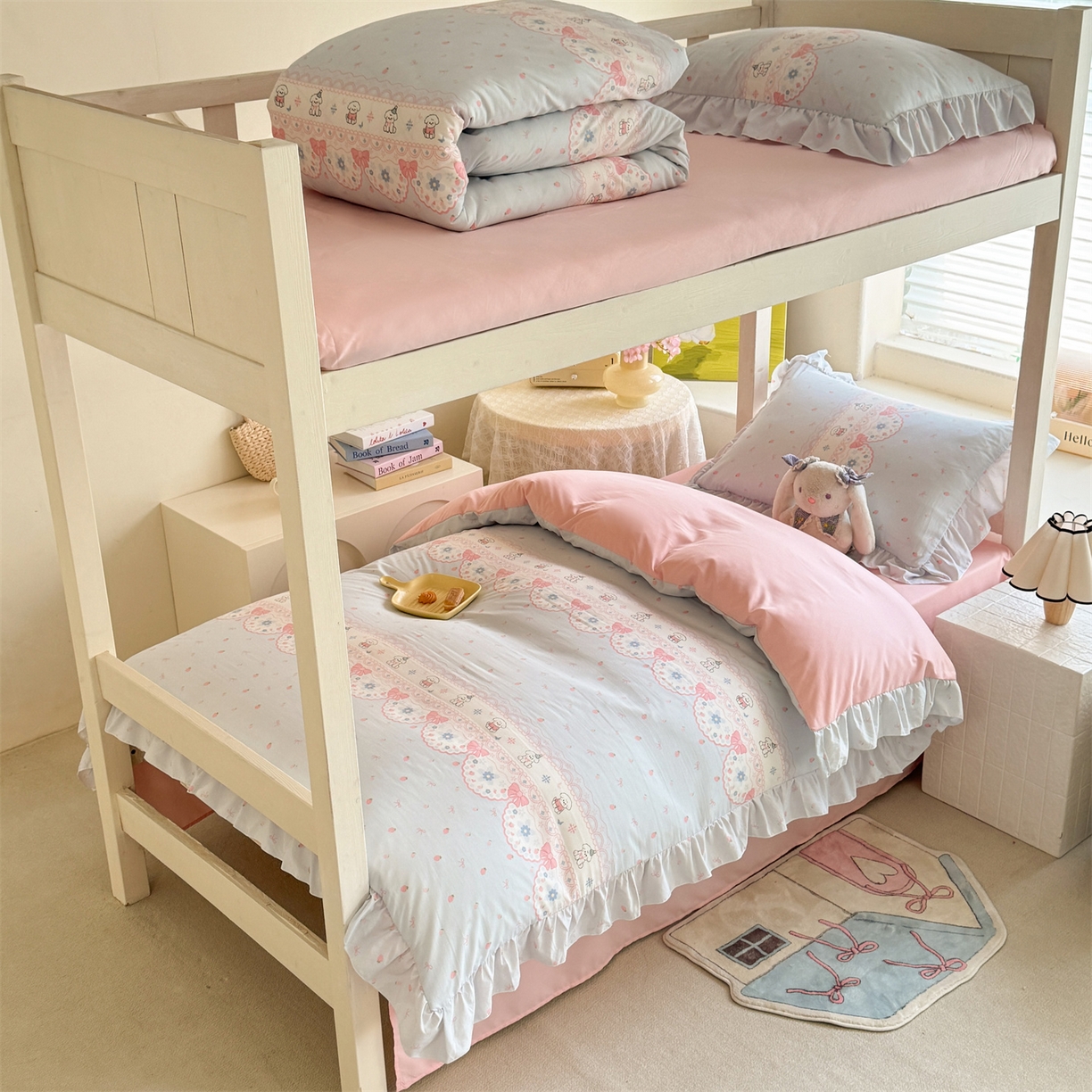 91家纺网 家纺一手货源 找家纺 经年 2026新款学生季上下铺韩版花边水洗云朵棉学生宿舍三件套四件套 布丁狗蓝