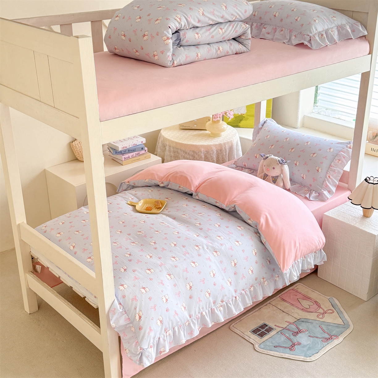 91家纺网 家纺一手货源 找家纺 经年 2026新款学生季上下铺韩版花边水洗云朵棉学生宿舍三件套四件套 蝴蝶结小狗