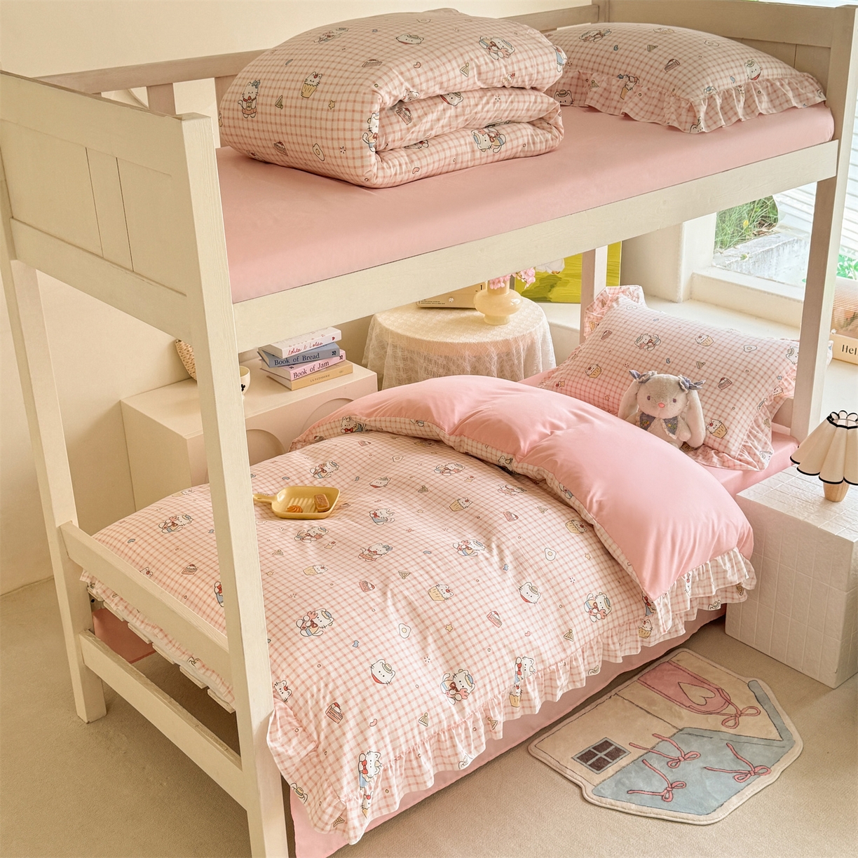 91家纺网 家纺一手货源 找家纺 经年 2026新款学生季上下铺韩版花边水洗云朵棉学生宿舍三件套四件套 粉格小猫