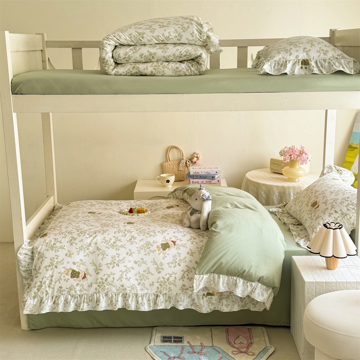 91家纺网 家纺一手货源 找家纺 经年 2026新款学生季上下铺韩版花边水洗云朵棉学生宿舍三件套四件套 森林兔绿