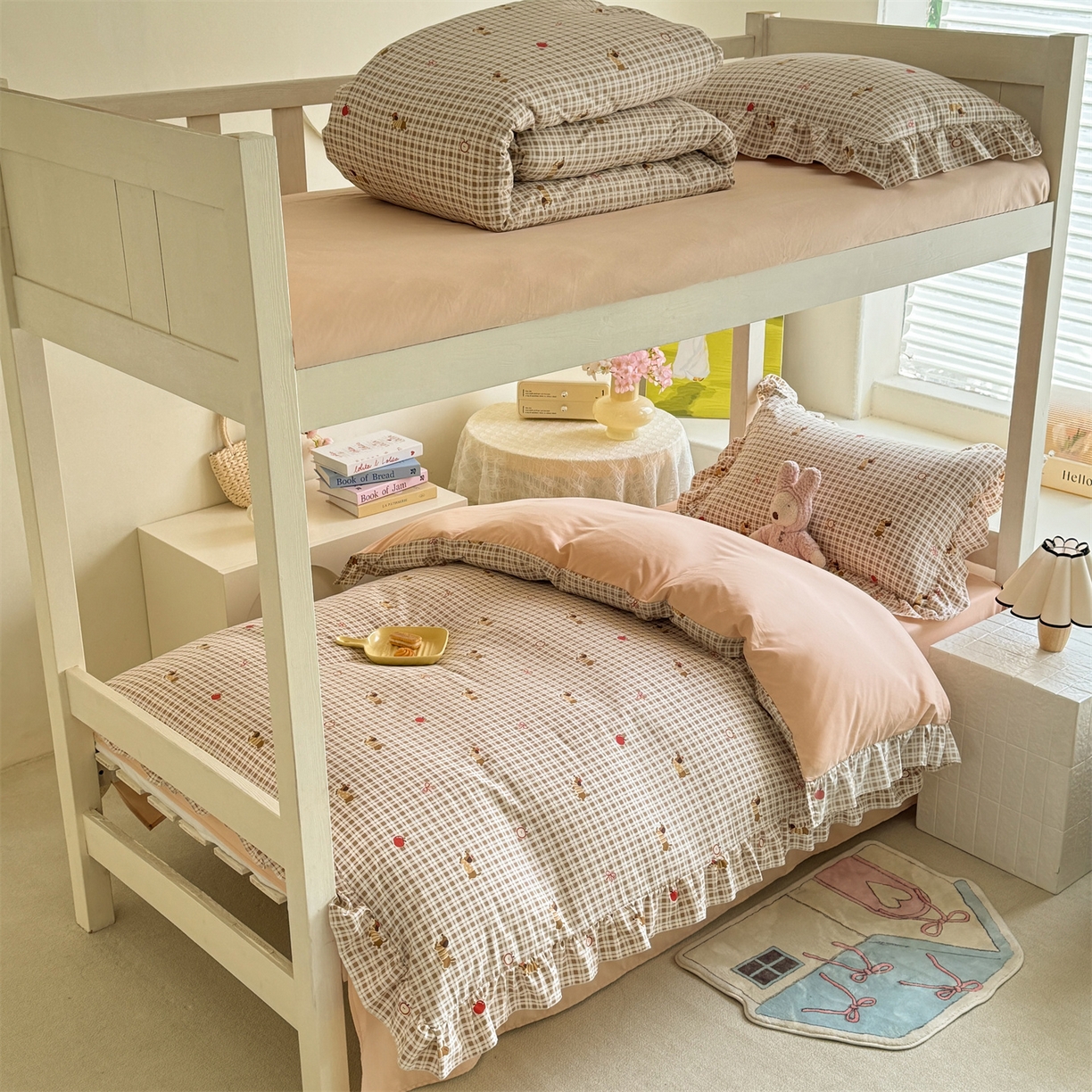 91家纺网 家纺一手货源 找家纺 经年 2026新款学生季上下铺韩版花边水洗云朵棉学生宿舍三件套四件套 美拉腊肠狗