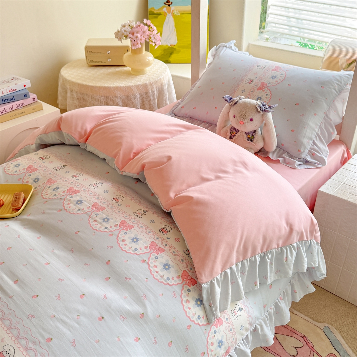 91家纺网 家纺一手货源 找家纺 经年 2026新款学生季上下铺韩版花边水洗云朵棉学生宿舍三件套四件套 布丁狗蓝