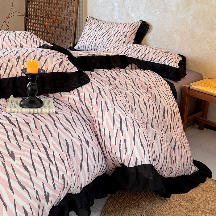 91家纺网 家纺一手货源 找家纺 宅家居 2026新款A类轻法式复古赫本风印花纯棉有氧双层纱花边斑马纹黑色韩式花边四件套 斑马纹-粉色