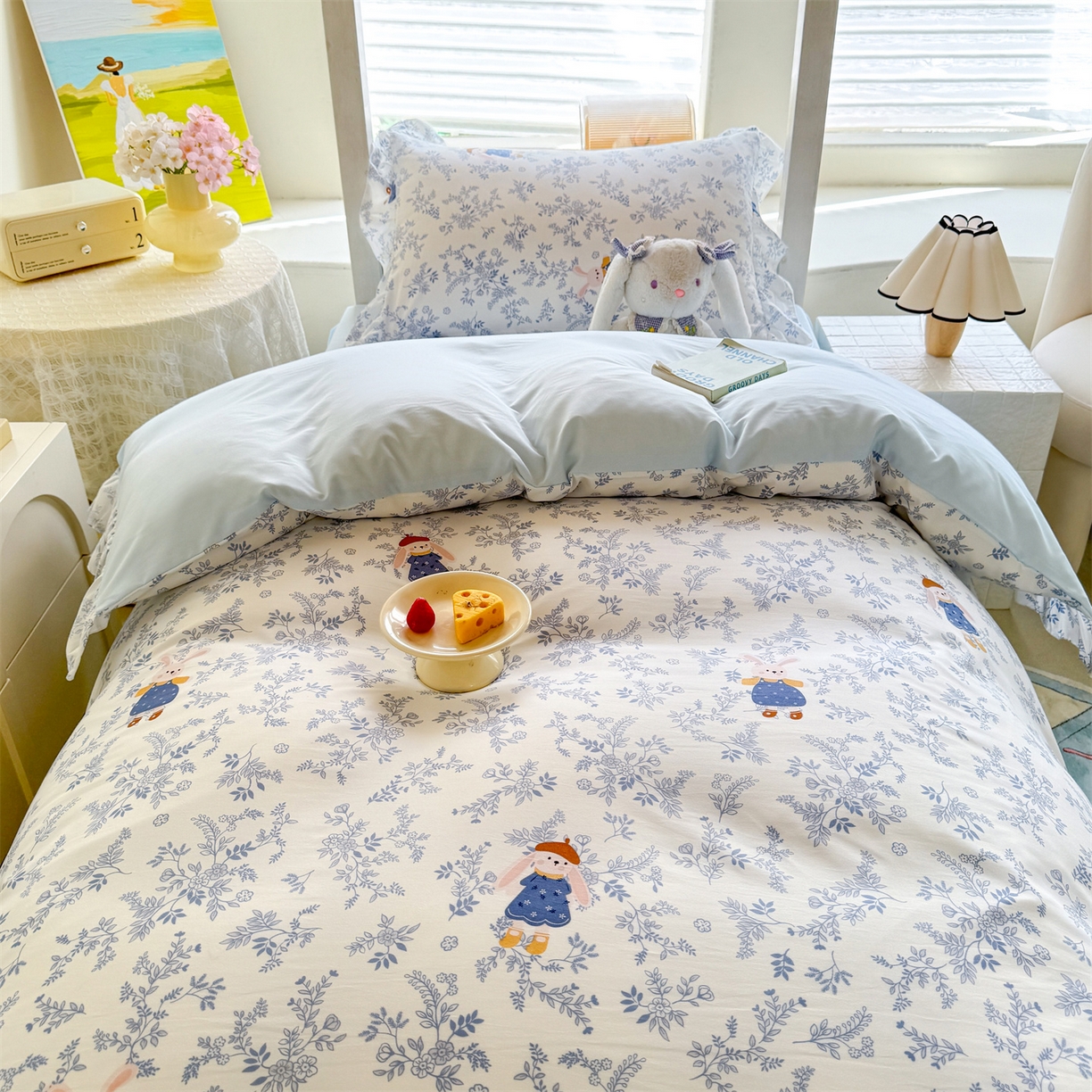 91家纺网 家纺一手货源 找家纺 经年 2026新款学生季上下铺韩版花边水洗云朵棉学生宿舍三件套四件套 森林兔蓝