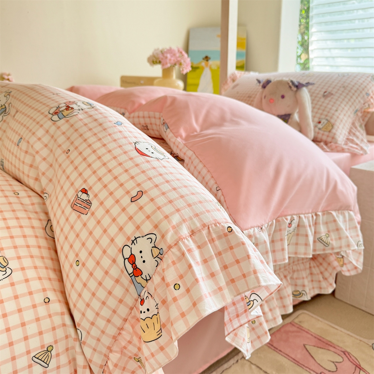 91家纺网 家纺一手货源 找家纺 经年 2026新款学生季上下铺韩版花边水洗云朵棉学生宿舍三件套四件套 粉格小猫