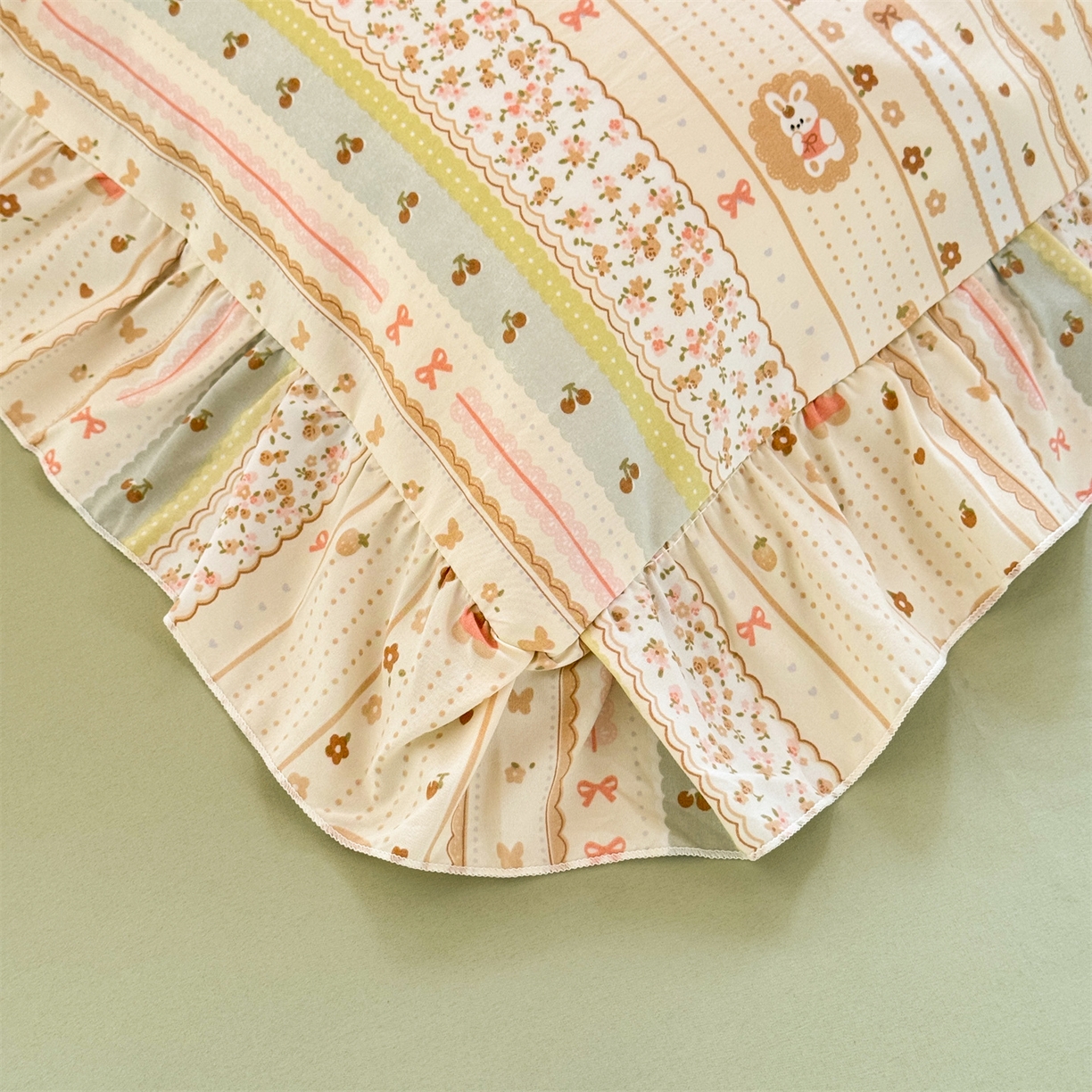 91家纺网 家纺一手货源 找家纺 经年 2026新款学生季上下铺韩版花边水洗云朵棉学生宿舍三件套四件套 泡芙小兔