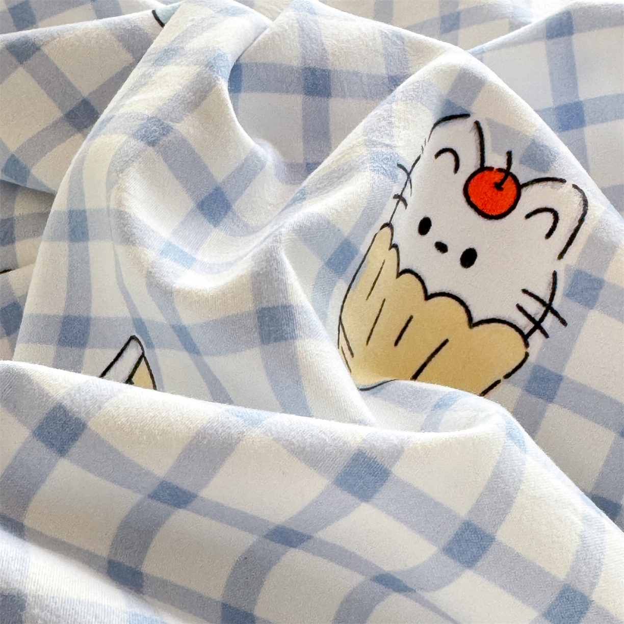 91家纺网 家纺一手货源 找家纺 经年 2026新款学生季上下铺韩版花边水洗云朵棉学生宿舍三件套四件套 蓝格小猫