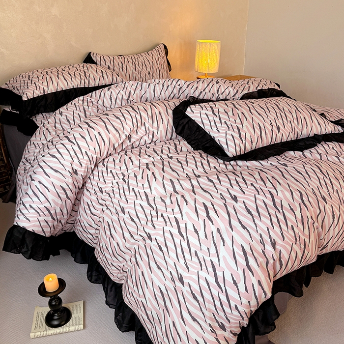 91家纺网 家纺一手货源 找家纺 宅家居 2026新款A类轻法式复古赫本风印花纯棉有氧双层纱花边斑马纹黑色韩式花边四件套 斑马纹-粉色