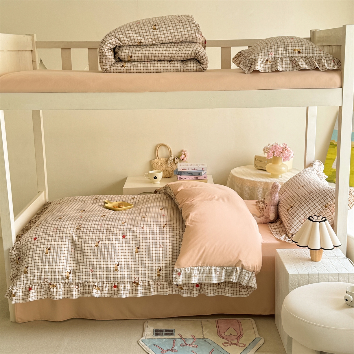 91家纺网 家纺一手货源 找家纺 经年 2026新款学生季上下铺韩版花边水洗云朵棉学生宿舍三件套四件套 美拉腊肠狗