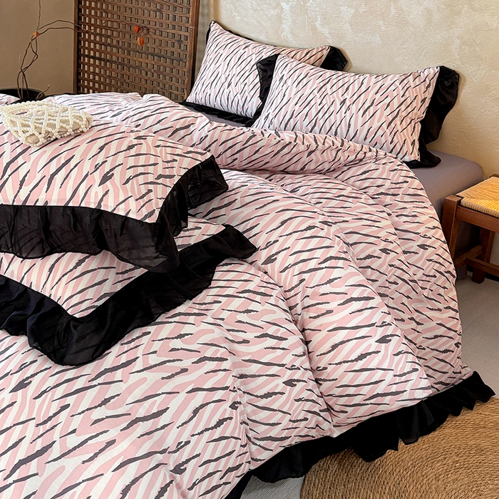 91家纺网 家纺一手货源 找家纺 宅家居 2026新款A类轻法式复古赫本风印花纯棉有氧双层纱花边斑马纹黑色韩式花边四件套 斑马纹-粉色