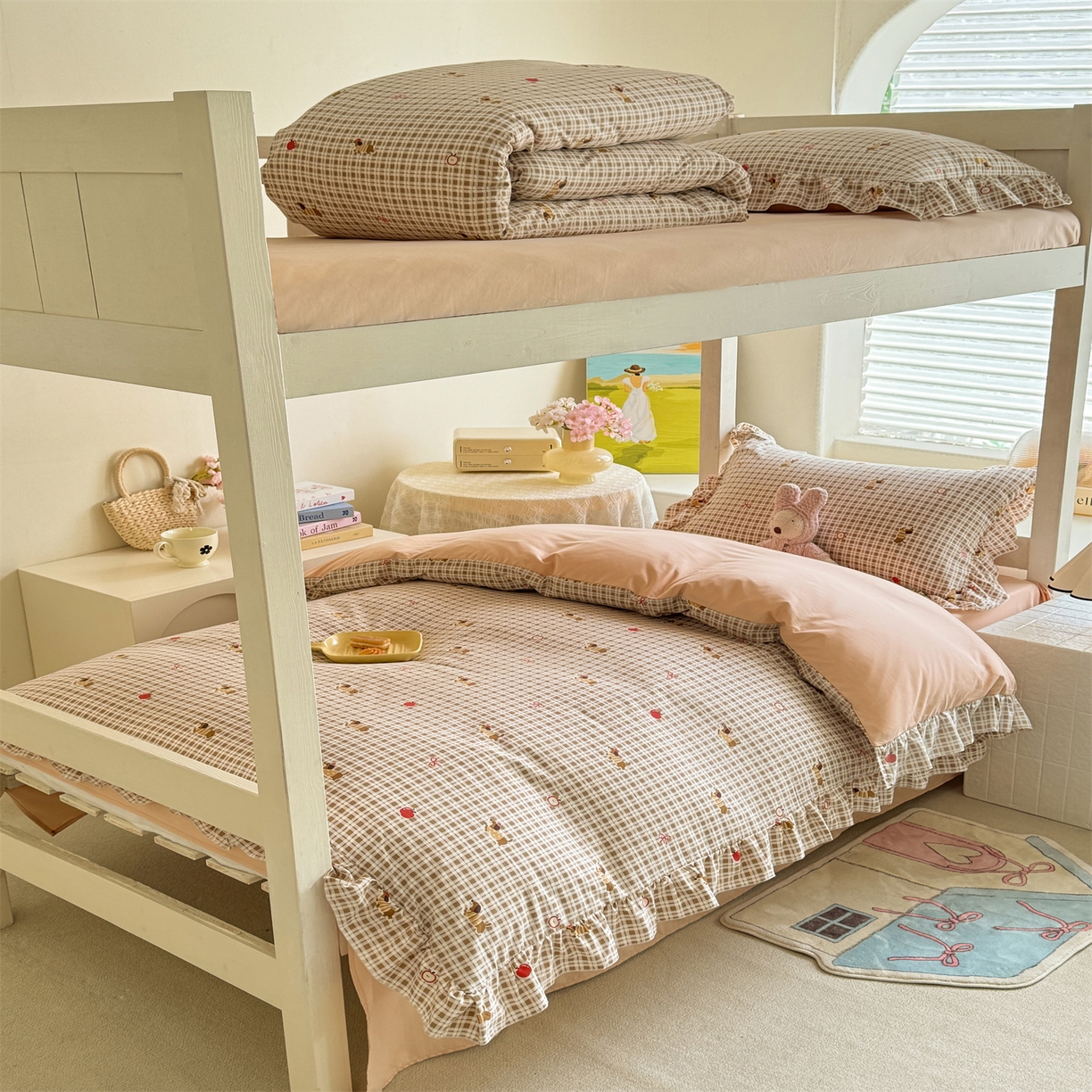 91家纺网 家纺一手货源 找家纺 经年 2026新款学生季上下铺韩版花边水洗云朵棉学生宿舍三件套四件套 美拉腊肠狗