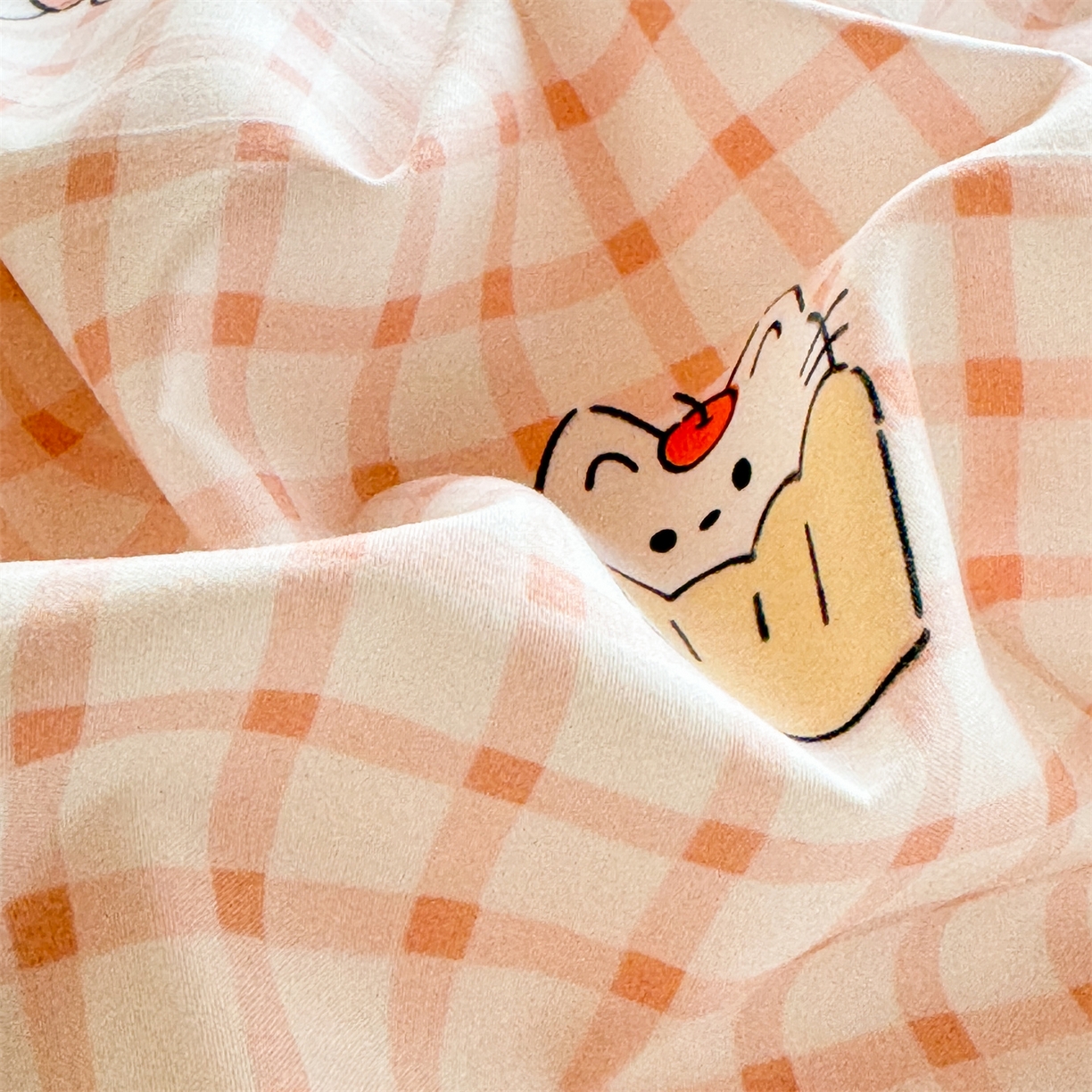 91家纺网 家纺一手货源 找家纺 经年 2026新款学生季上下铺韩版花边水洗云朵棉学生宿舍三件套四件套 粉格小猫