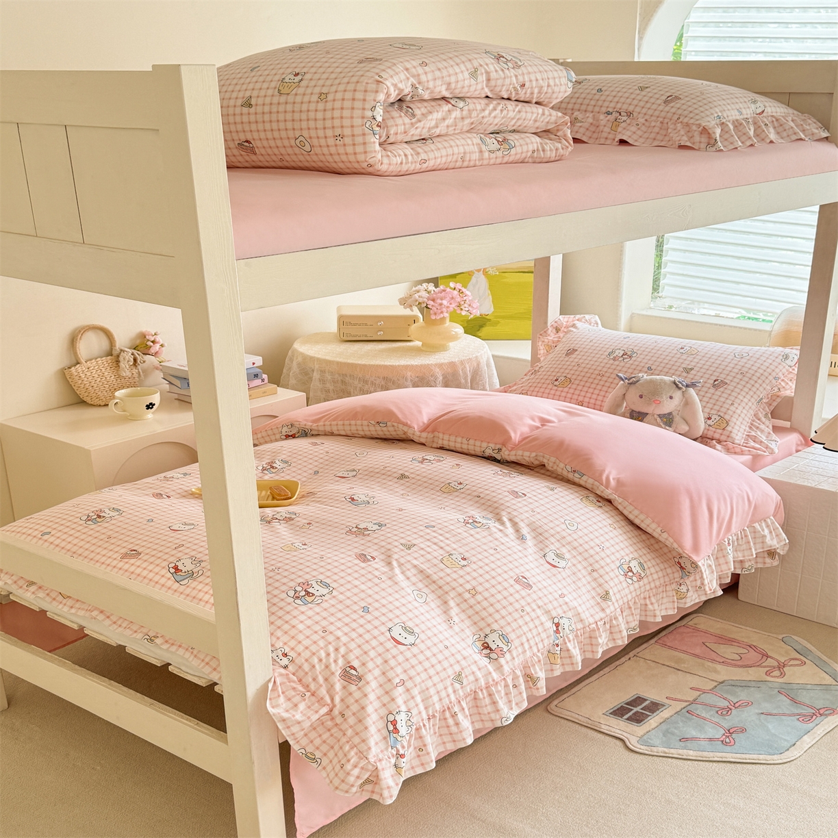 91家纺网 家纺一手货源 找家纺 经年 2026新款学生季上下铺韩版花边水洗云朵棉学生宿舍三件套四件套 粉格小猫