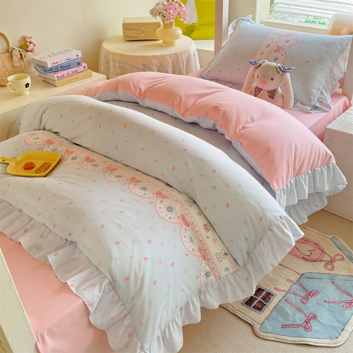 91家纺网 家纺一手货源 找家纺 经年 2026新款学生季上下铺韩版花边水洗云朵棉学生宿舍三件套四件套 布丁狗蓝