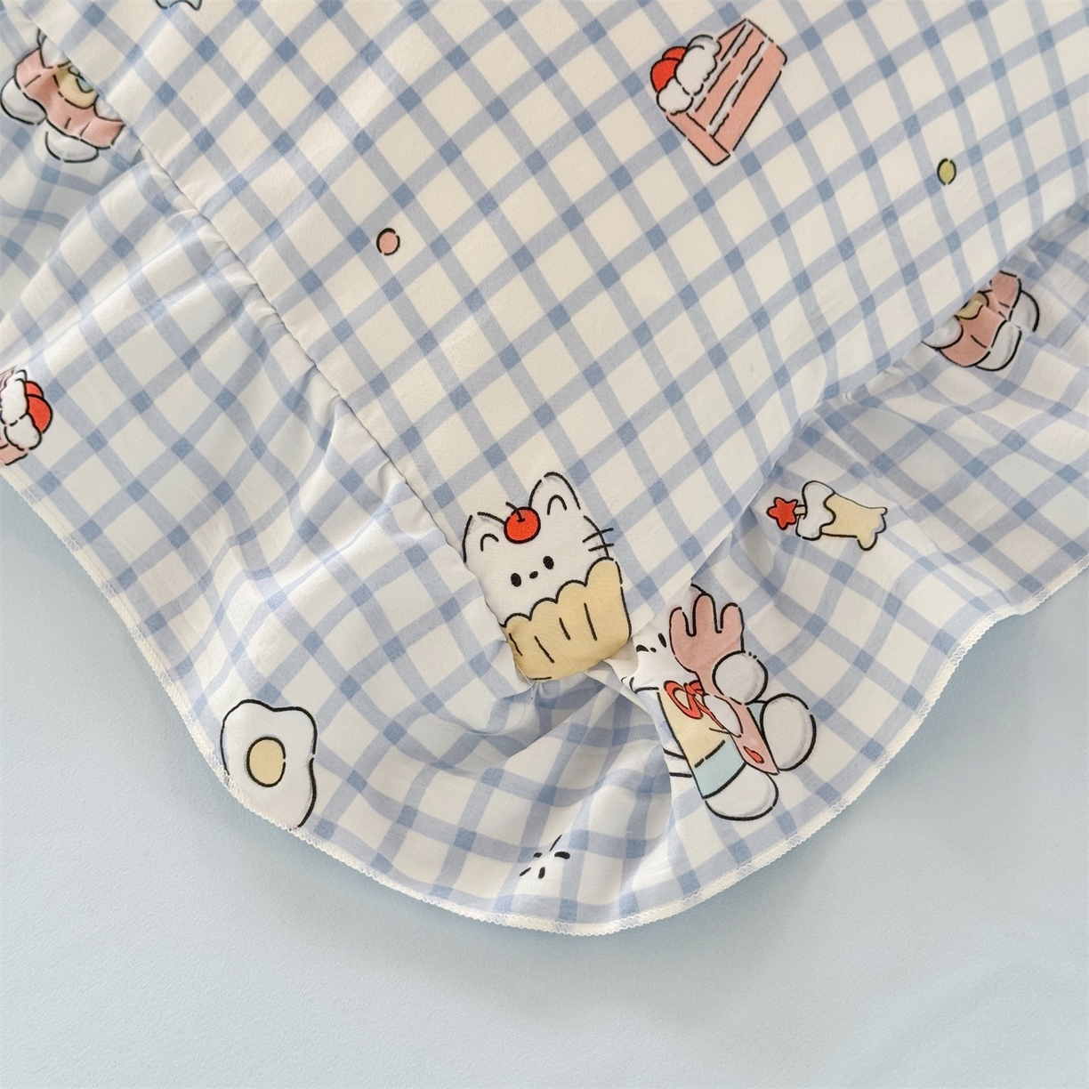 91家纺网 家纺一手货源 找家纺 经年 2026新款学生季上下铺韩版花边水洗云朵棉学生宿舍三件套四件套 蓝格小猫