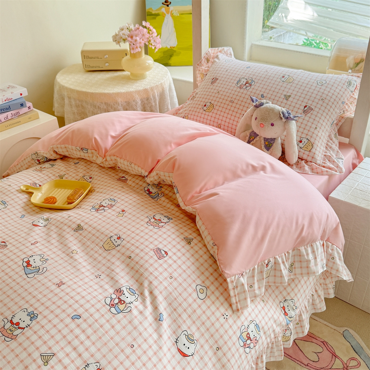 91家纺网 家纺一手货源 找家纺 经年 2026新款学生季上下铺韩版花边水洗云朵棉学生宿舍三件套四件套 粉格小猫